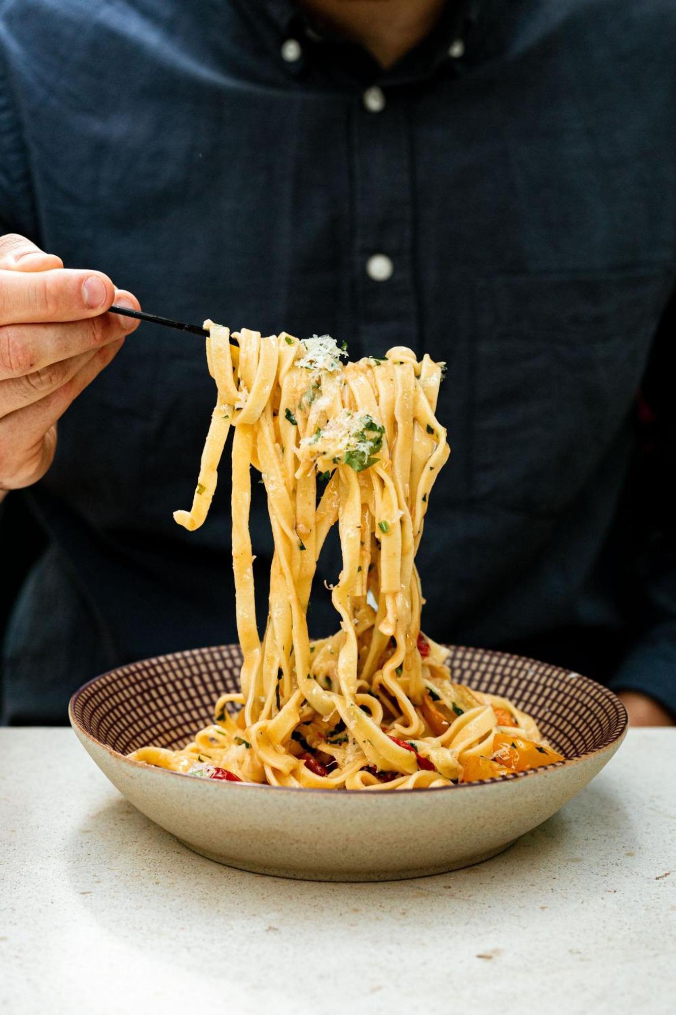 Verno House Budapest, Vignette Collection By Ihg Exterior foto A person eating pasta with chopsticks