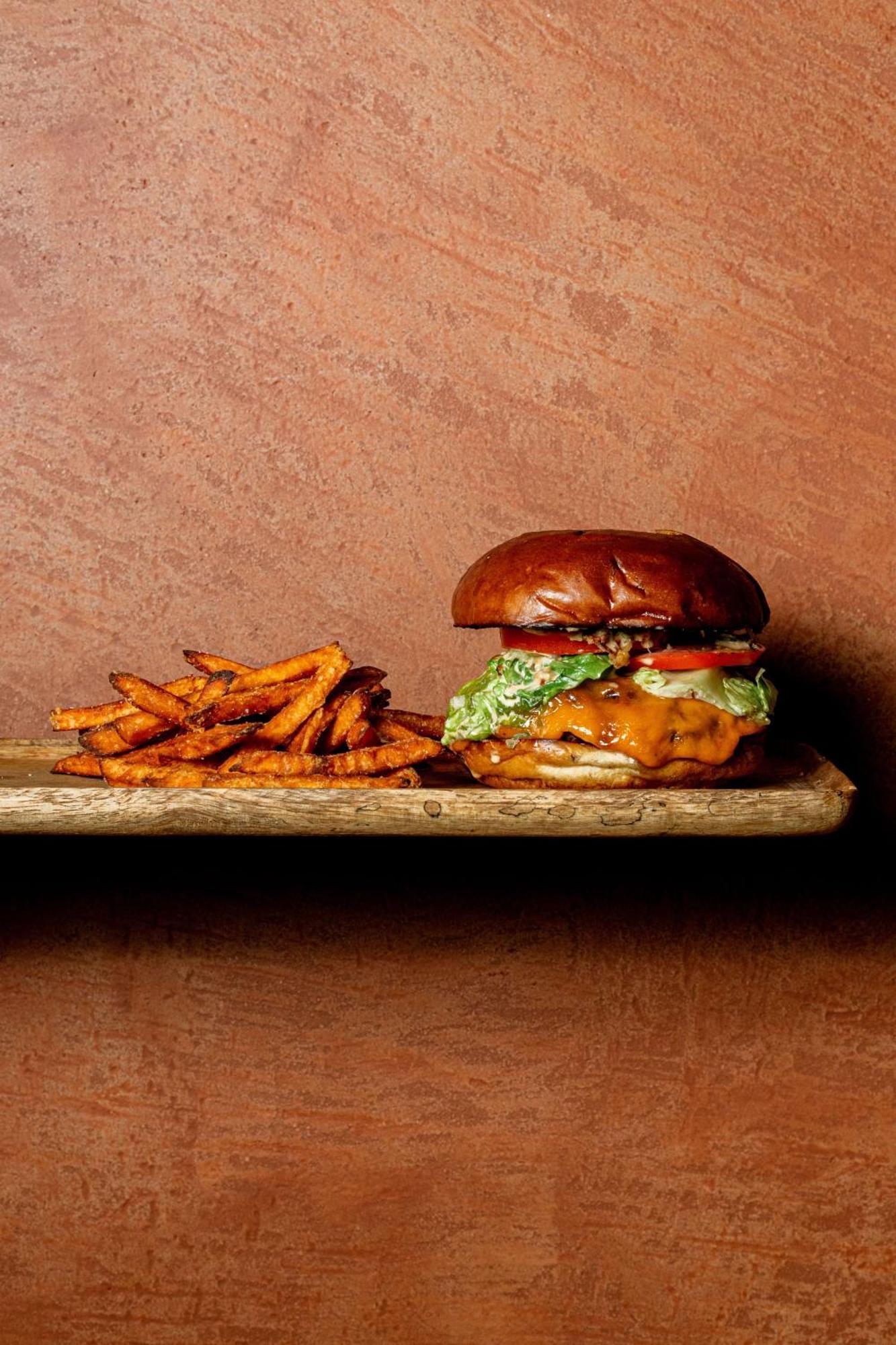 Verno House Budapest, Vignette Collection By Ihg Exterior foto A cheeseburger with fries