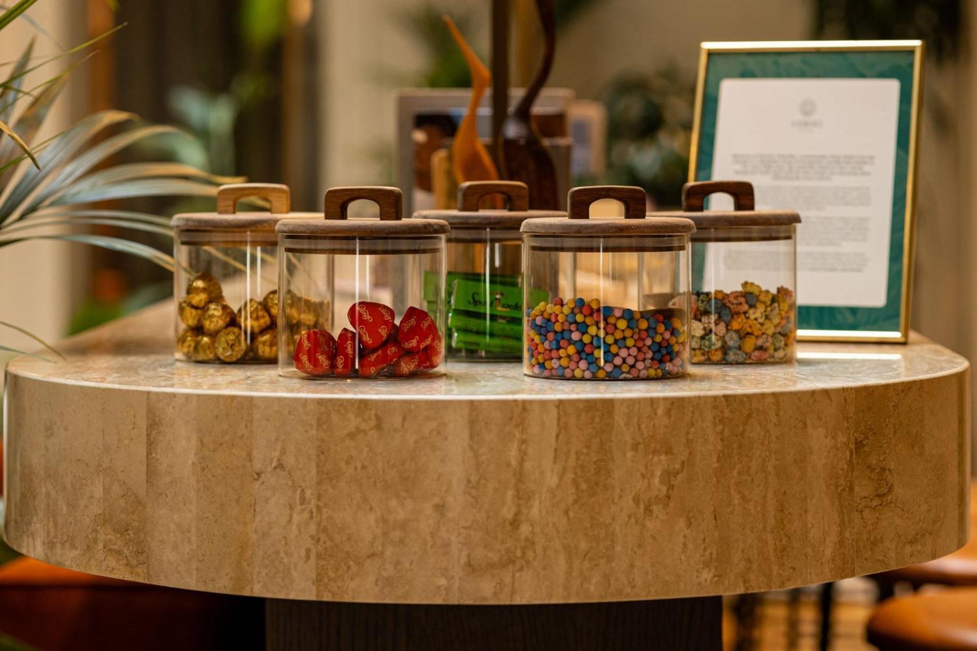 Verno House Budapest, Vignette Collection By Ihg Exterior foto A selection of teas at the lobby of the Mandarin Oriental, Hong Kong