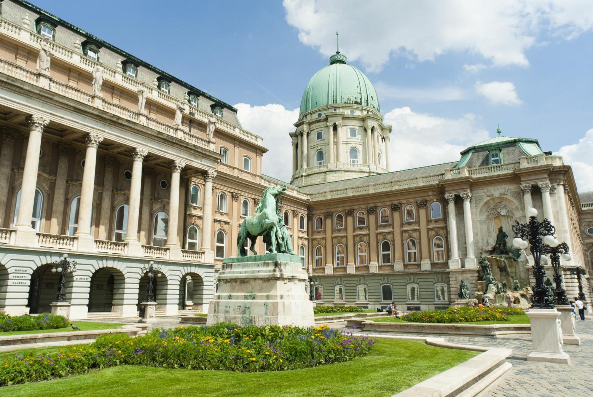 Verno House Budapest, Vignette Collection By Ihg Exterior foto The Royal Naval College, where the school was based from 1956 to 2005