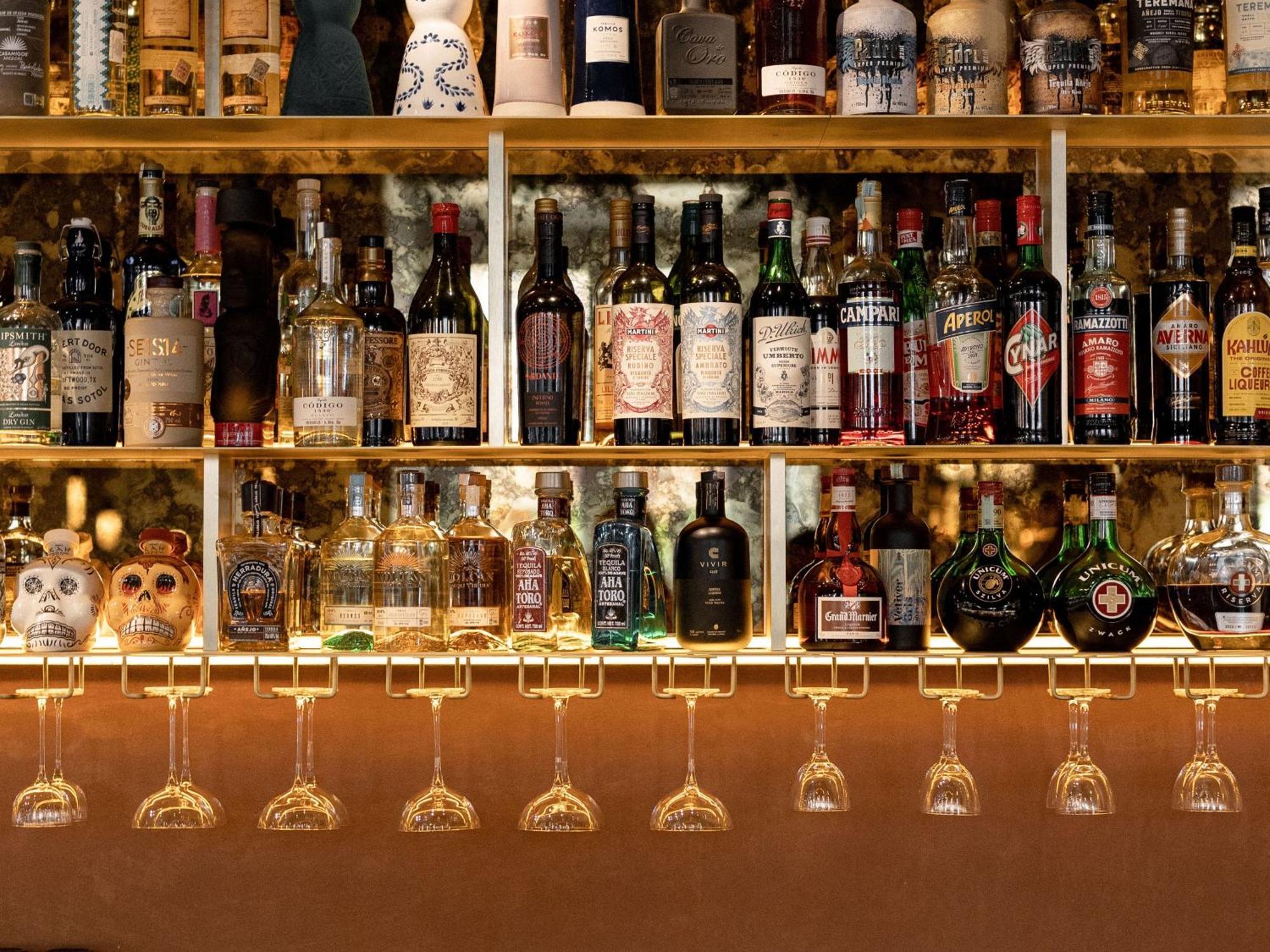 Verno House Budapest, Vignette Collection By Ihg Exterior foto A selection of spirits