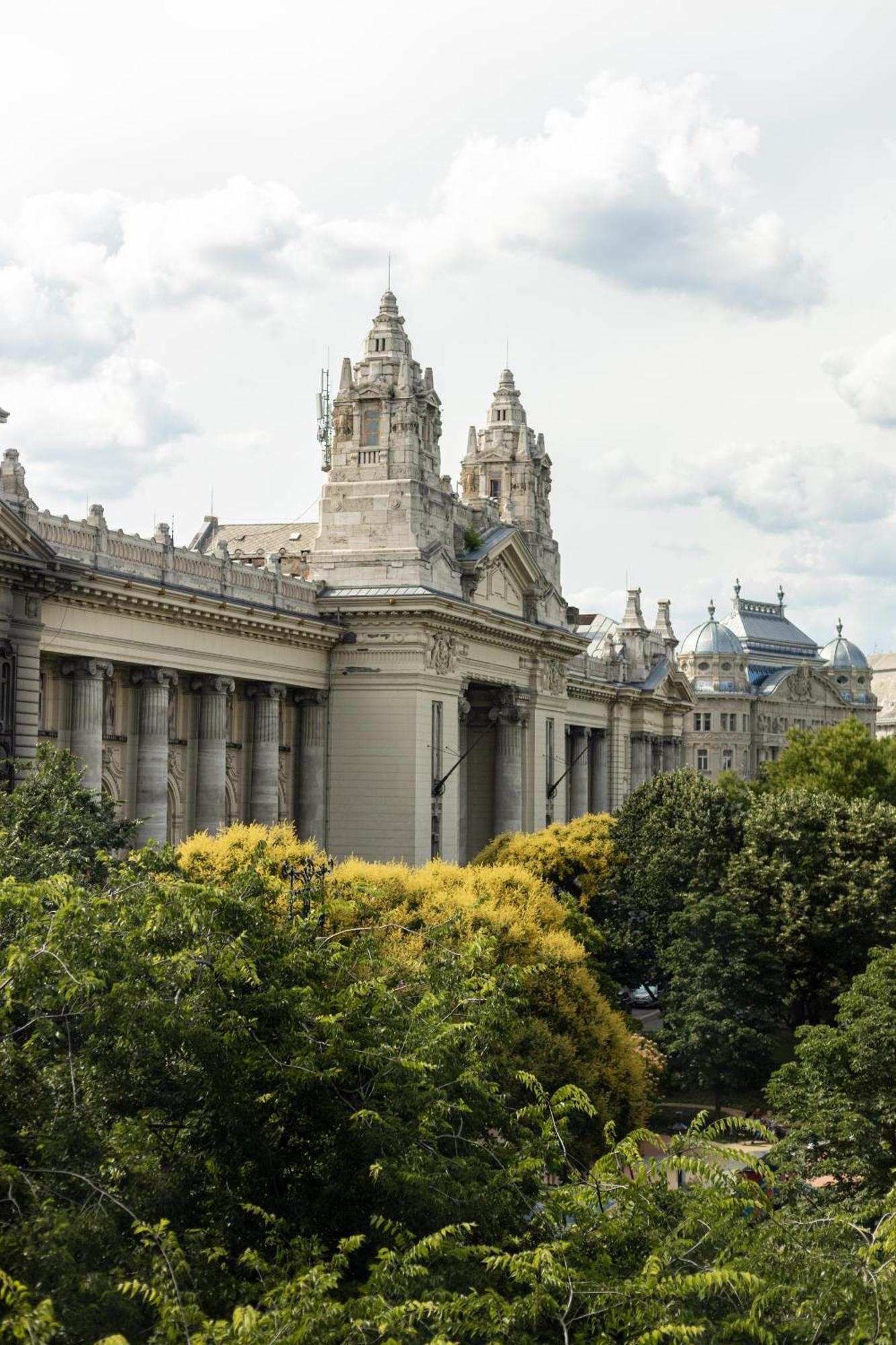 Verno House Budapest, Vignette Collection By Ihg Exterior foto The Palace of Justice in Paris